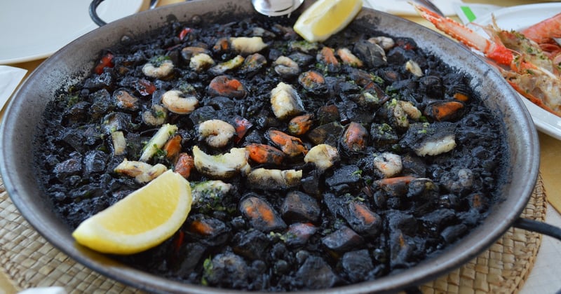 Recette de paella espagnole traditionnelle aux fruits de mer, le goût de l'Espagne